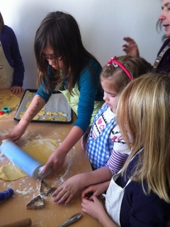 Kinder der Grundschule Sensbachtal backen Plätzchen